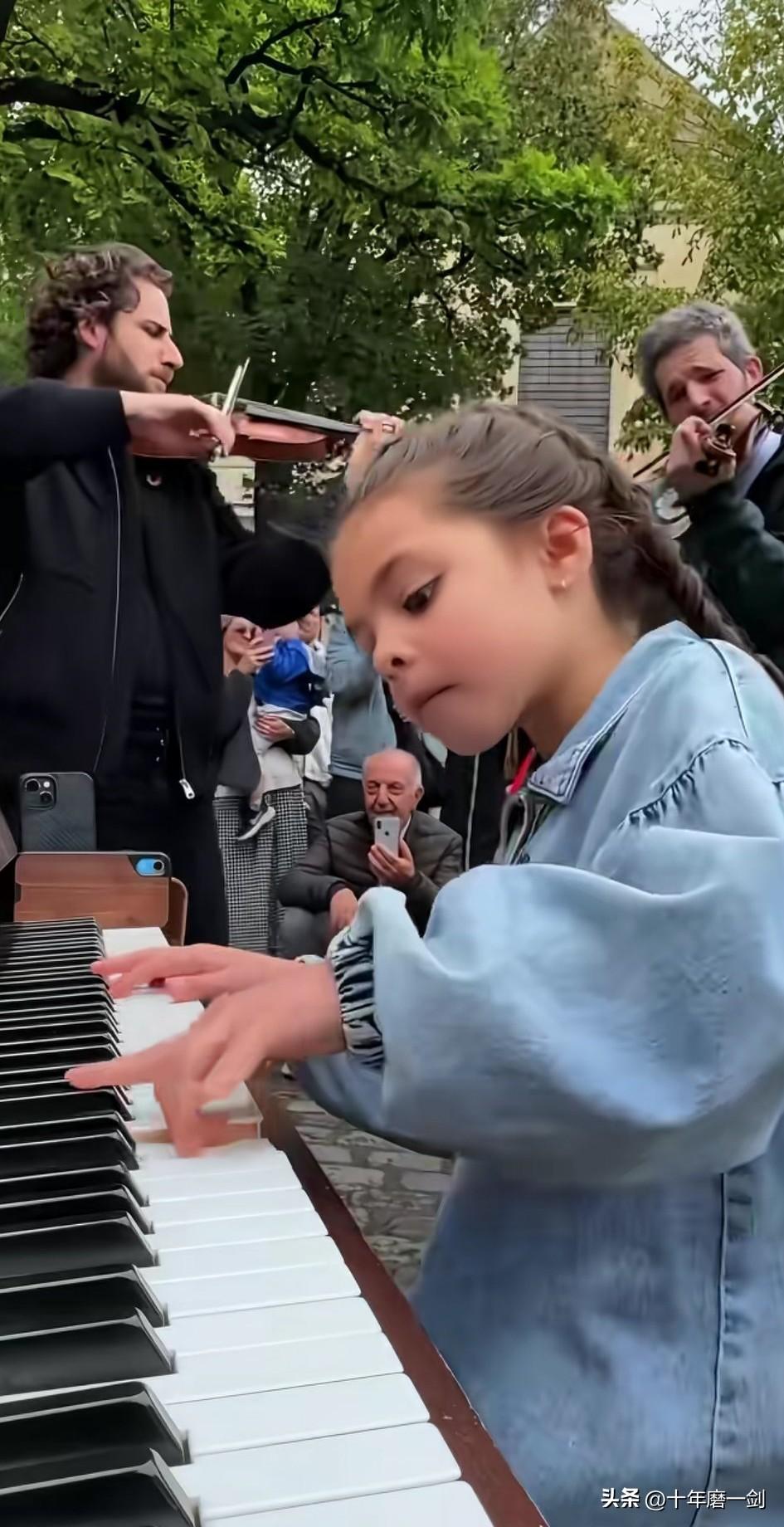 一个外国小姑娘，听了别人拉的小提琴，完全靠记忆，就在钢琴上弹了出来。人类幼崽好厉