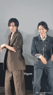 倪妮闫妮复仇摇倪妮闫妮双妮复仇摇谁看了双妮复仇摇不说一句可爱！倪妮努力忍笑到蹲地