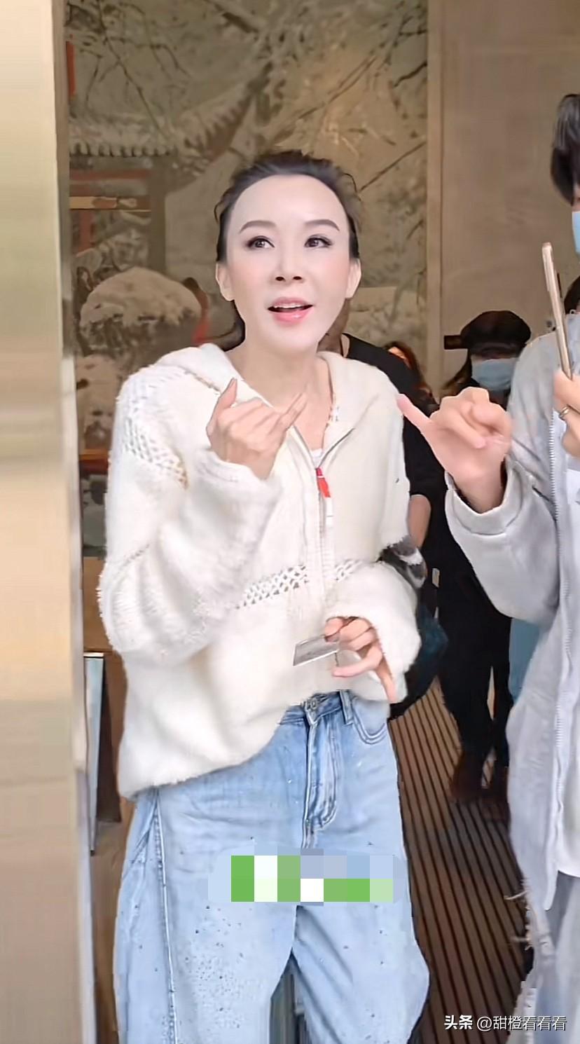 58岁萧蔷浪姐上班，状态超好，没有老年味，穿着年轻休闲，看起来也就三十多岁。
