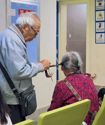 年少时耳鬓厮磨、年老时相濡以沫……