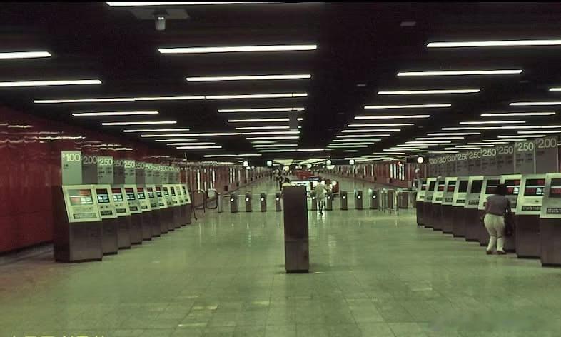 1980.2.12，香港地鐵通車香港