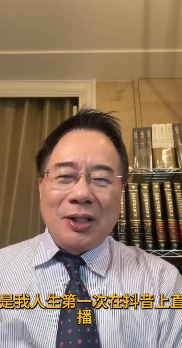 台湾名嘴蔡正元，昨天在抖音直播了。
观看人数瞬间破了10万。
他没讲场面话。
直