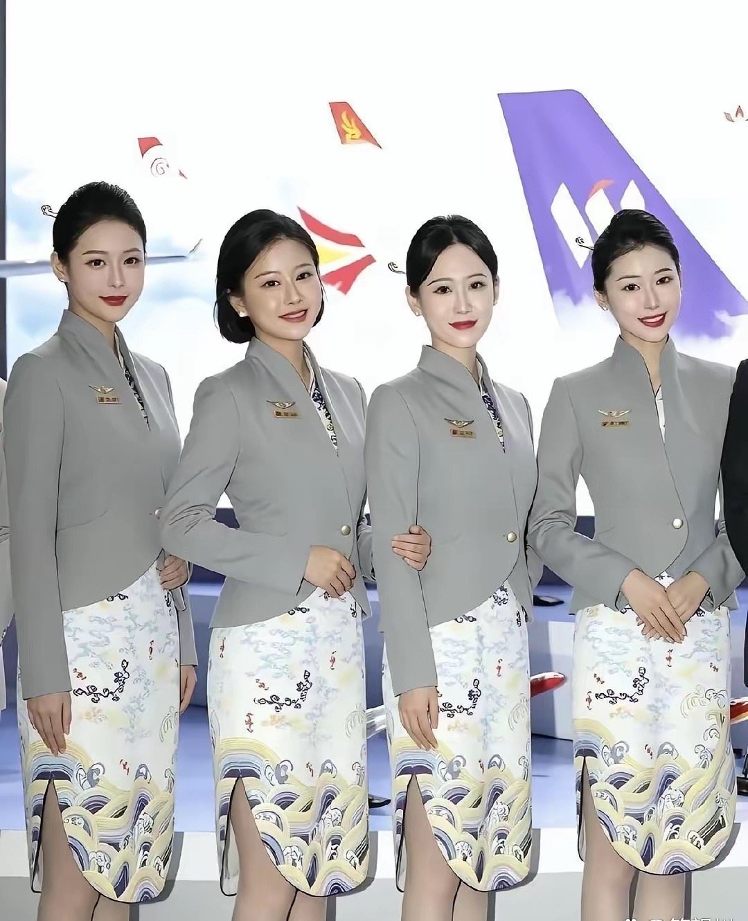 4位‍耐看的空姐⁠⁠​，你‎更⁠pi‏‍﻿ck哪一位？机场‏‍‎职业照‌‏+空‏