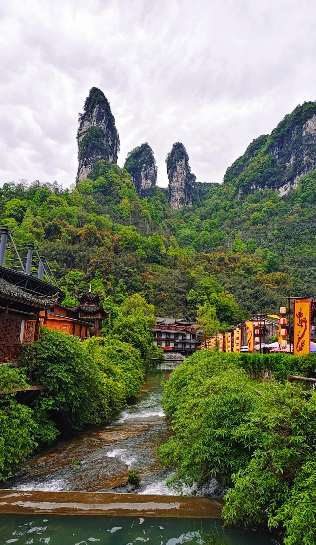 醇香的拦门酒、热烈的苗族鼓舞、匠心传承的蜡染与苗绣，每一样都诉说着千年苗家的古老