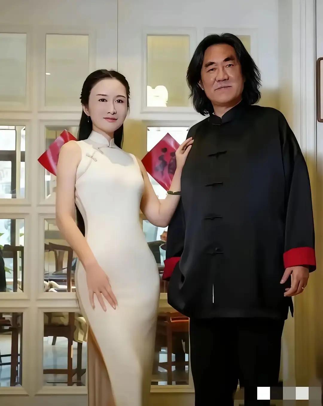 这回张纪中和杜星霖看上去就很般配了吧。大胡子变了，几乎年轻了好几十岁。大胡子张纪