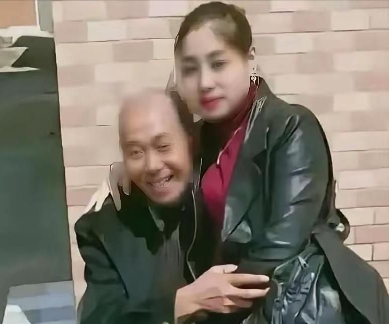 家人不在家，52岁大叔约见初恋家中叙旧，凌晨突发意外
 
52岁的张先生，趁着家
