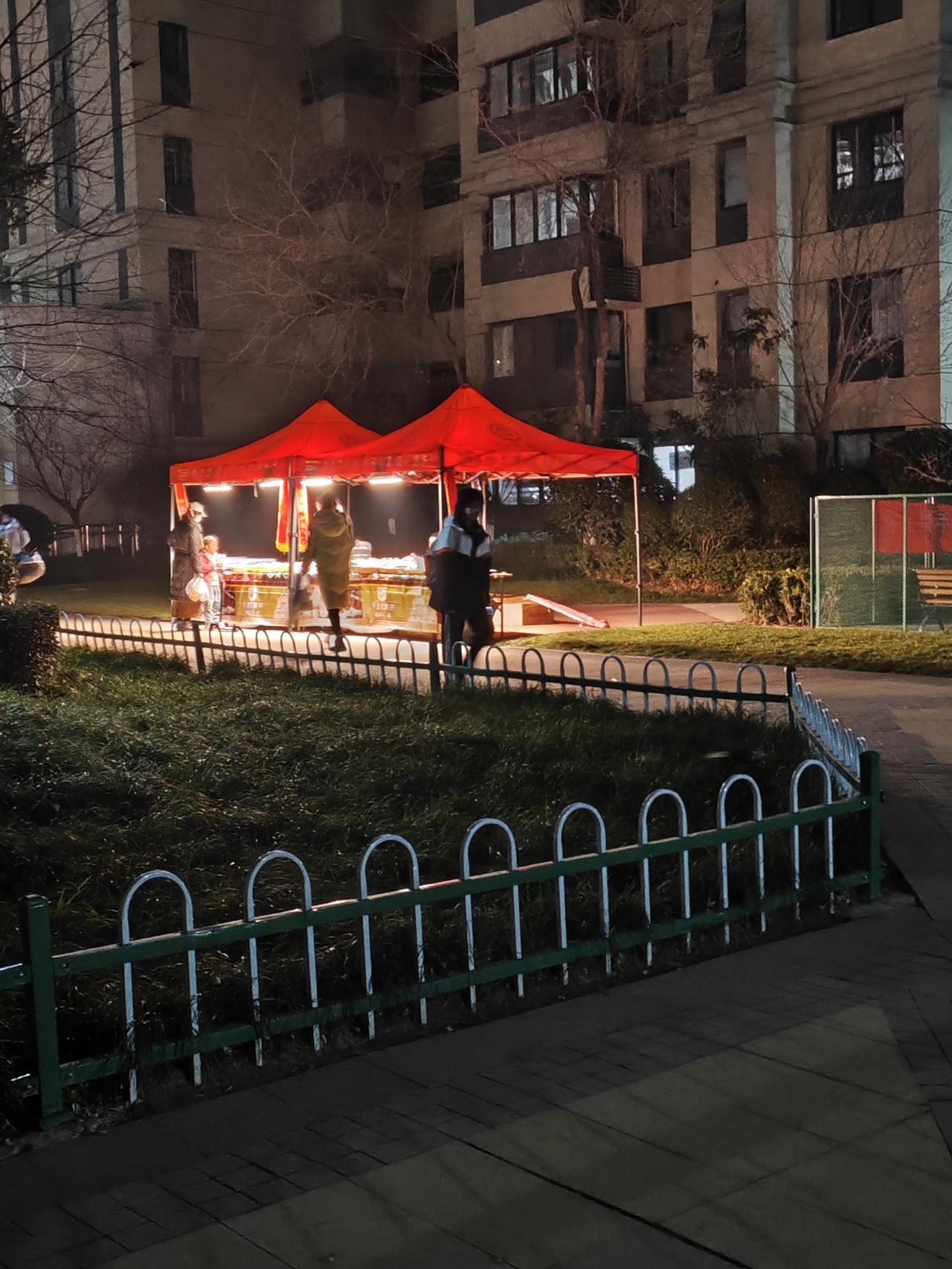 物业随意把小区租给外边的人来摆摊，未经过业主同意，挺无耻的