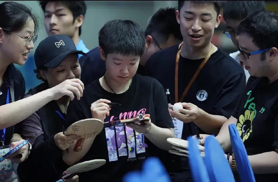 莎莎给球迷签字：
不要太认真了
这么多球迷
把莎莎累着了咋办哩！
球迷朋友也要节