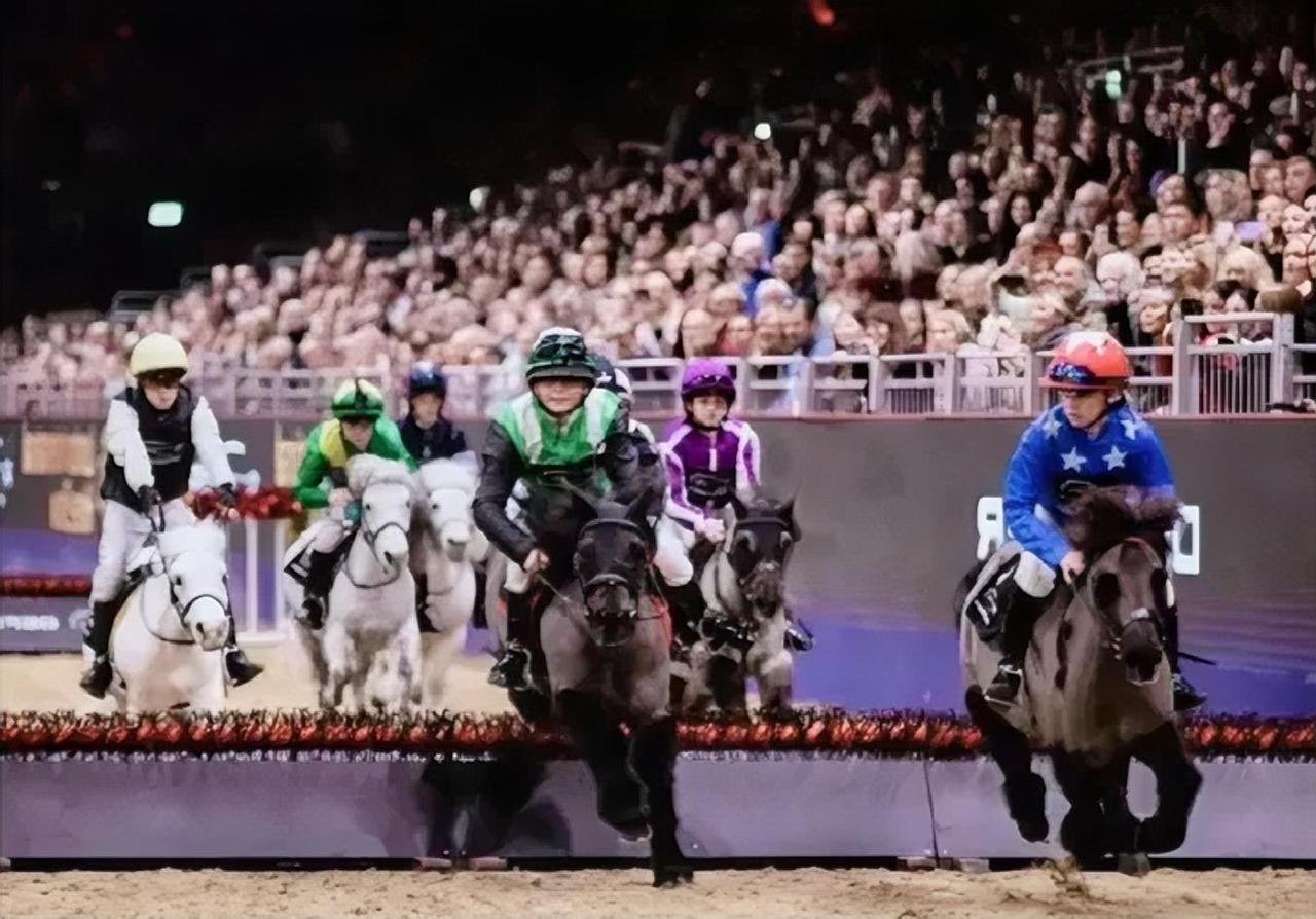 我原以为李嘉诚捐8000万已是大手笔，没想到香港这场大火里，藏着个更猛的“隐形慈