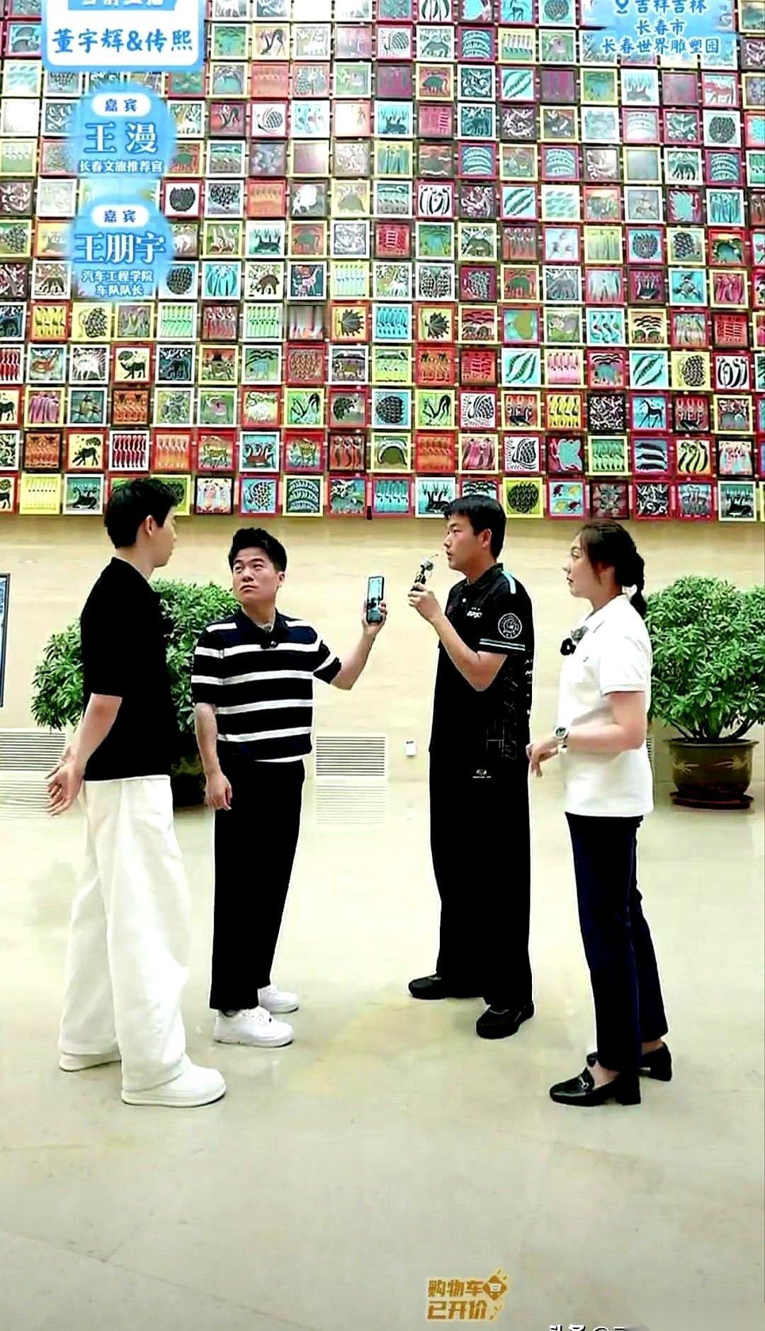 聊聊董宇辉在长春那场。
旁边坐着赛车队的队长，手心估计都捏着汗，清了清嗓子，对着