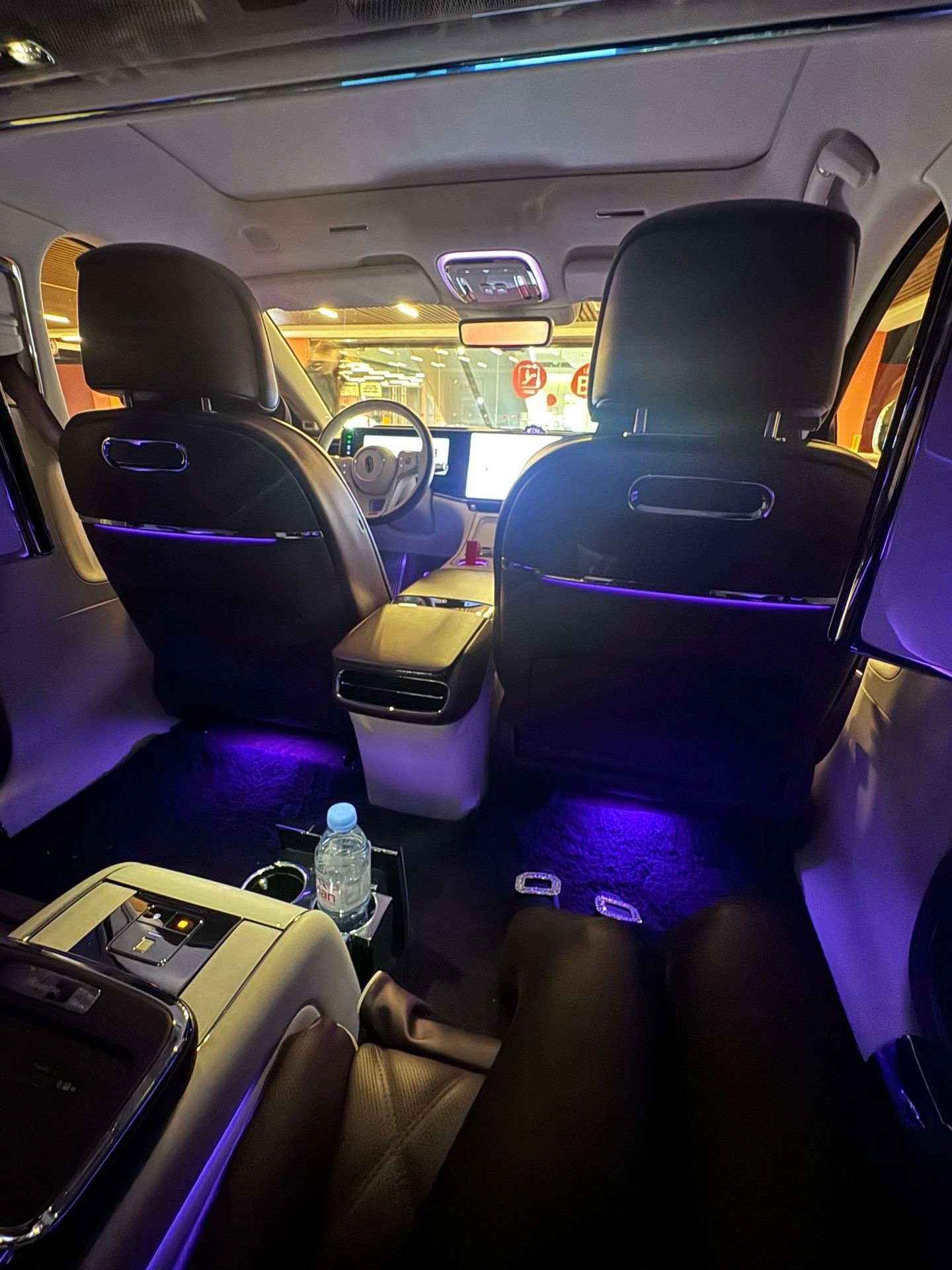 后排空间足够大了 