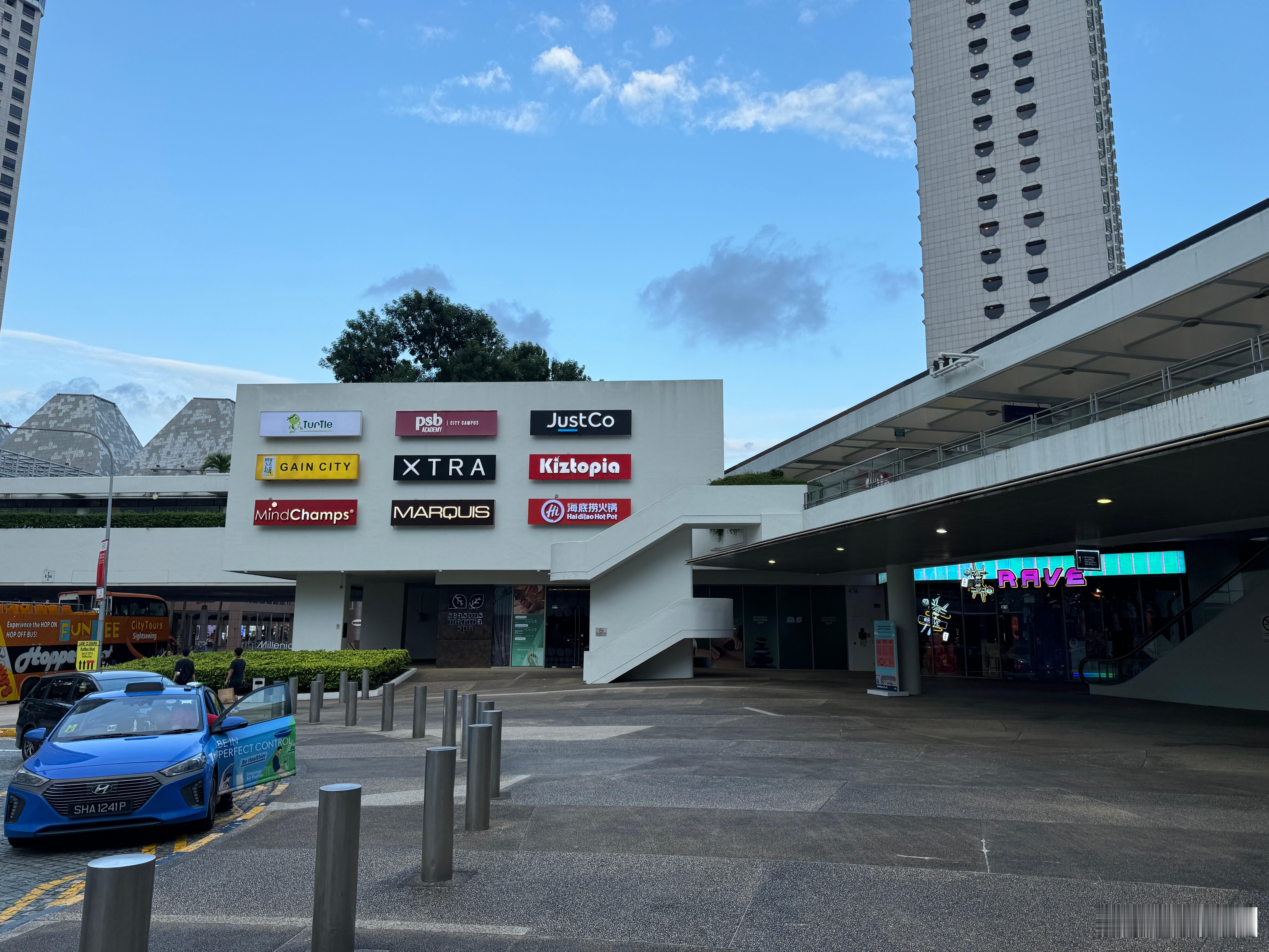新加坡麦当劳腿堡大套餐10.8新币（中可乐），麦当劳员工工资是2250起。居民月