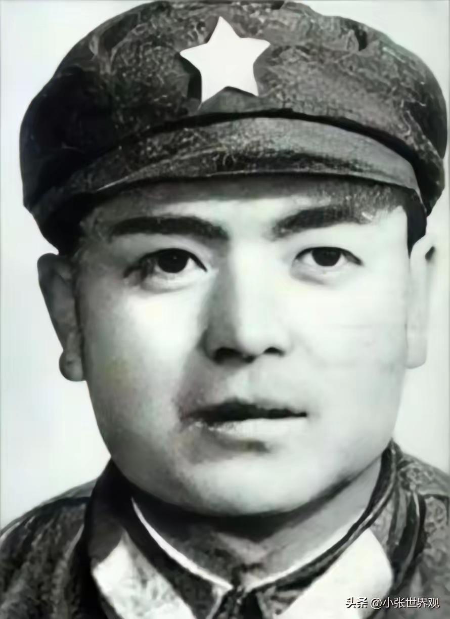 一辆坦克，四个人。连长牺牲，两名炮手重伤倒下，驾驶员昏迷了整整一天两夜。醒来时右