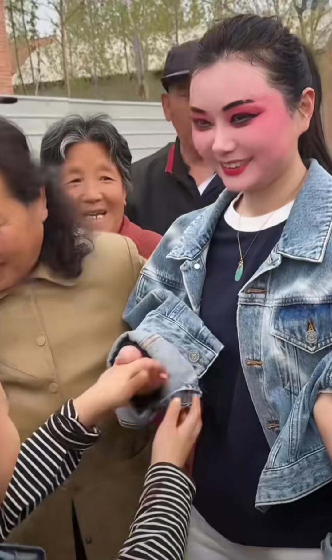 看到杜永真如此受欢迎，真希望助理不要那么着急拉着她走开！
一个演员，这不就是她最