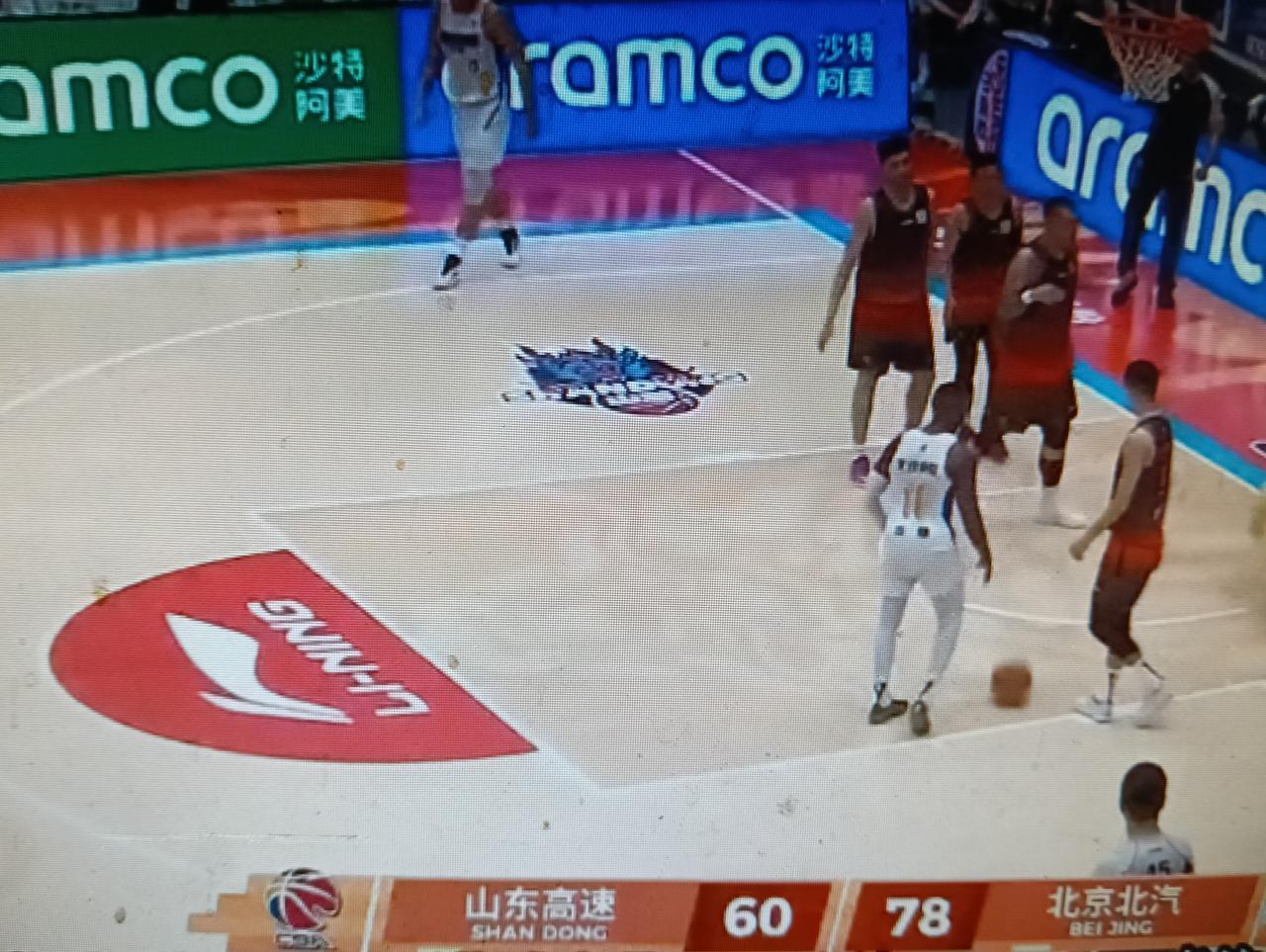 山东队主教练什么战术都没有，让外援频繁投三分还不如让年轻球员投，什么命中率啊，惨