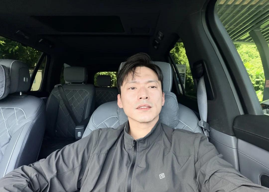 广西热得🔥嘴👄都闭不上
上班穿搭就是一件防晒衣+破洞的T恤
发行不用抓
有人