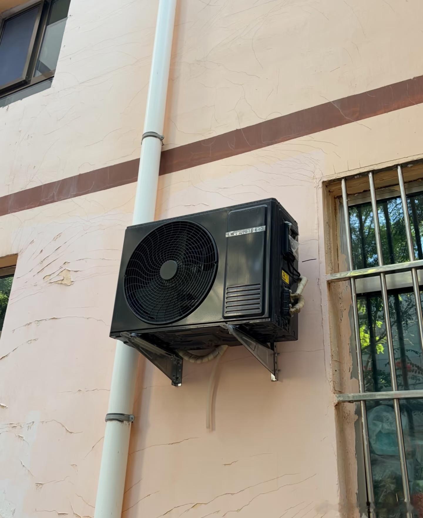 第一次见黑色空调外机，卡萨帝，据说很高级