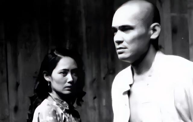 1965年，3个农民上山砍柴，突然看到一男一女坐在岩石上，3人大惊：“这不是土匪