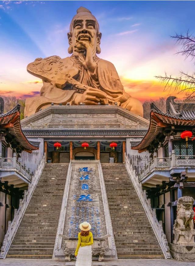 上联：江山代有圣人出
下联：霞光璀璨照仙山