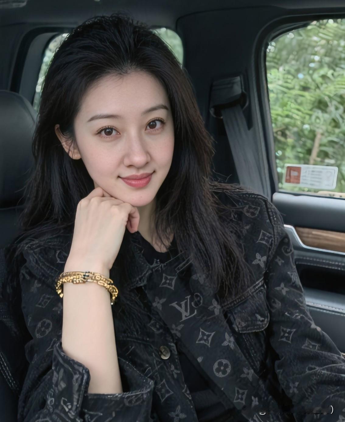 不是他多会说多会撩，
而是他认真听你说话，
记得你爱吃的菜，
在你脆弱时给你一个