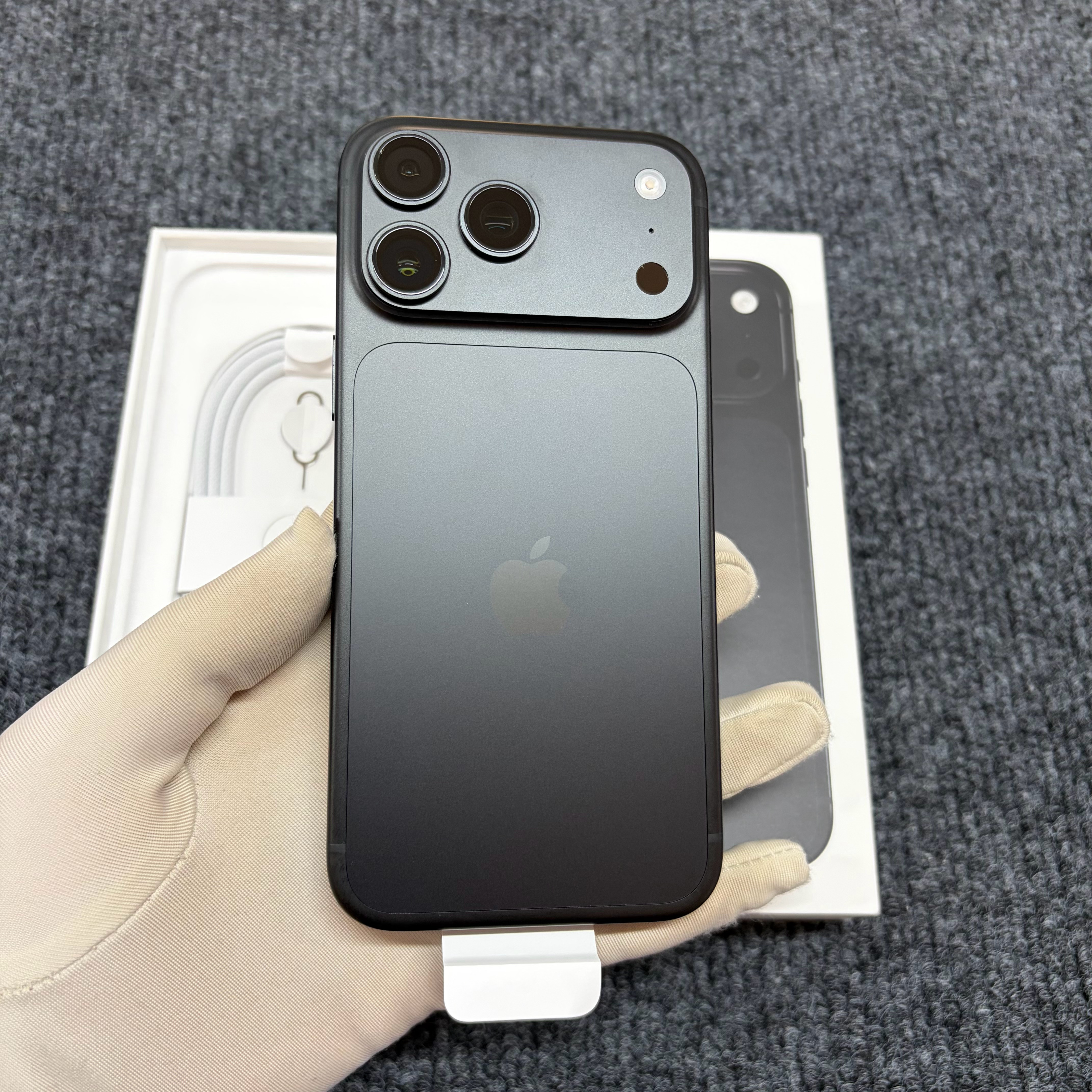 iPhone 18ProMax 黑色钛金属 2TB​​充电4次 准新机 全套19
