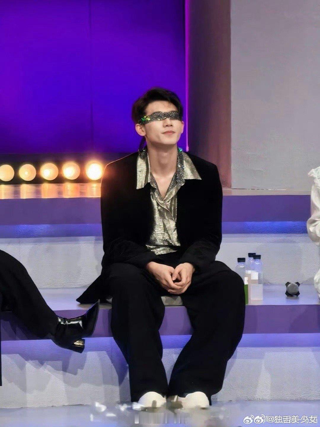 乐评人锐评音综选手卖力但不帅实力和颜值非要二选一？舞台上的爆发力才是硬通货！ 卖