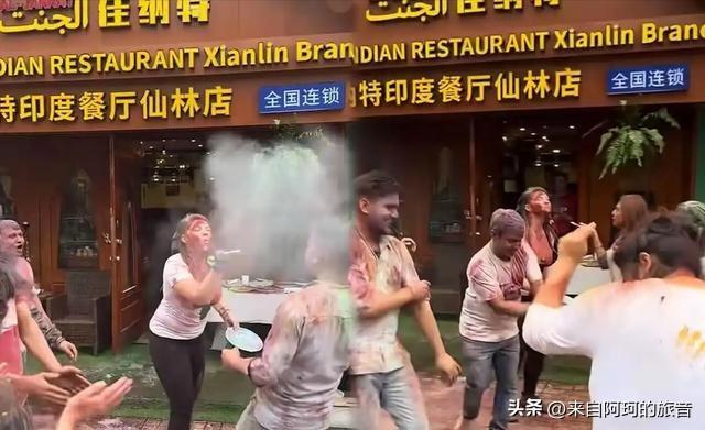 二十多个外籍人士抓起彩色粉末就往路人身上撒，这是6月12日傍晚发生在南京仙林大学