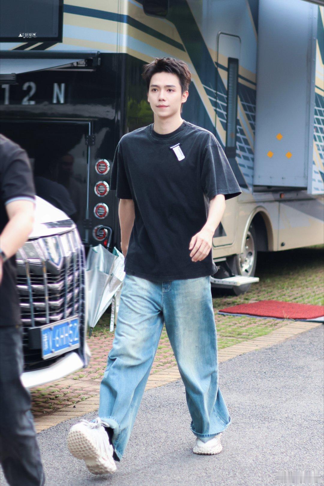 中国国家话剧院演员罗一舟 💚罗一舟霍旭 ✨那些落在云彩里的爱心，每一个都是我对