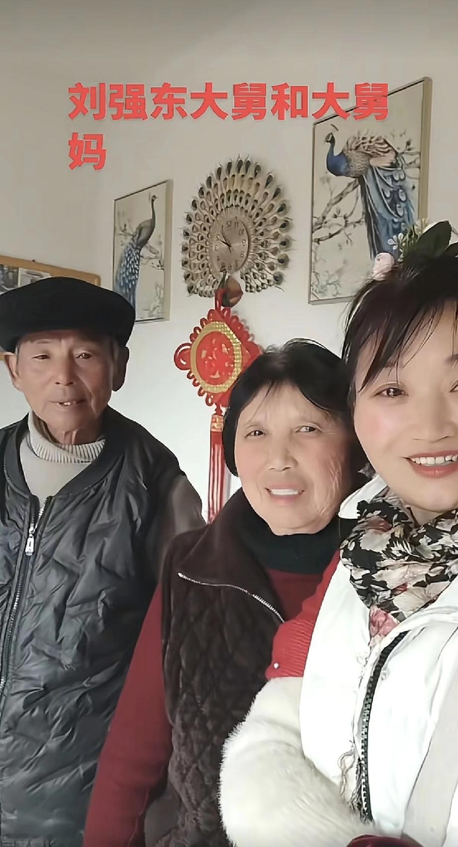 刘强东好给力，给大舅和大舅妈发的红包比普通村民多几倍，大舅一家住别墅，表兄妹全部