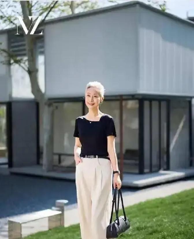 我妈今年整六十，早上五点就起来跳帕梅拉。
她衣柜里没一件老年衫，全是纯色衬衫配高