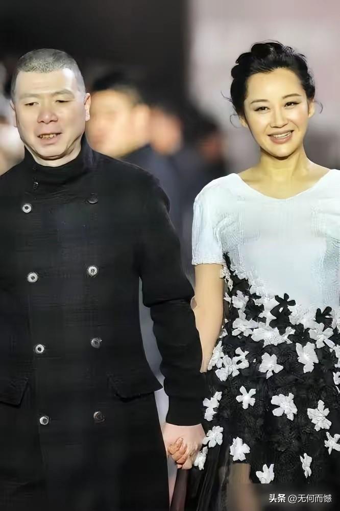 冯小刚与许晴手牵手亮相，画面正式且具有仪式感。许晴和徐帆这两个人，由于对她们不是