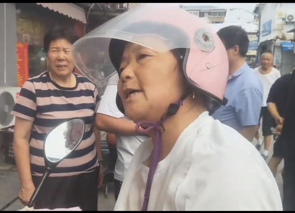 上海一老太穿金戴银超市偷东西，三个年轻人都拉不住。偷东西被发现，超市员工想阻止她