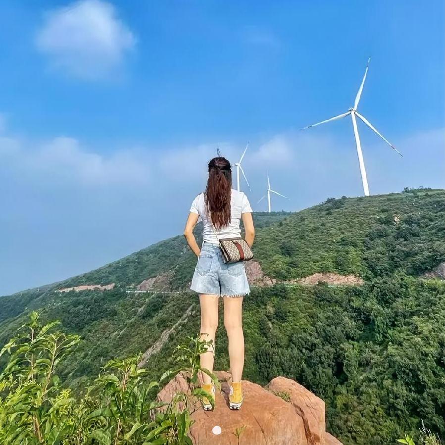 人这一生，所有念念不忘，皆是世事无常：来日不一定方长，再见不一定再见。或许成为了