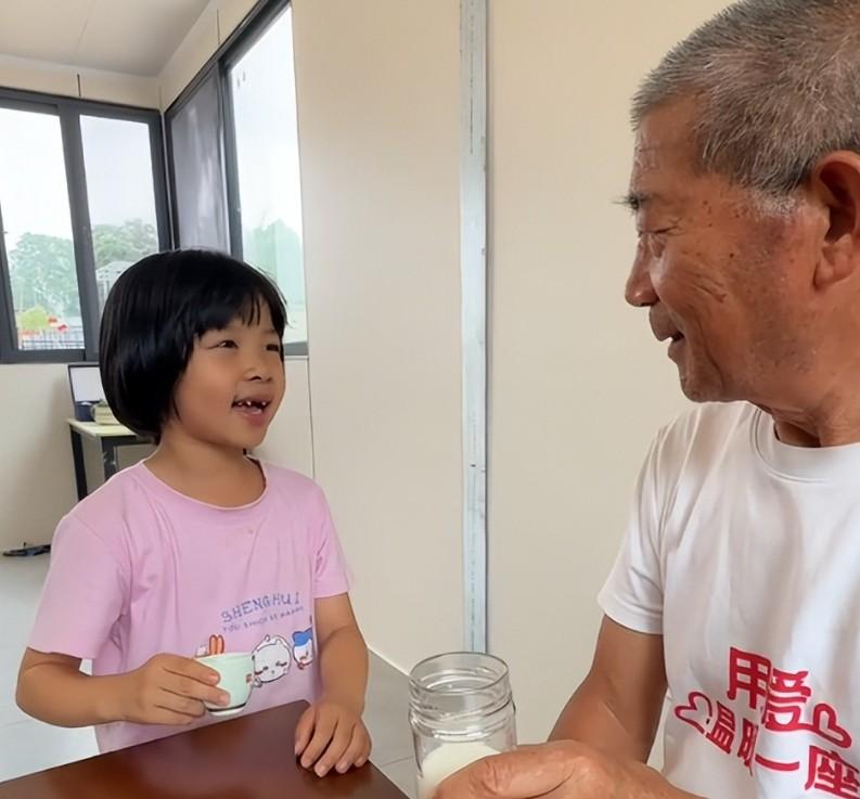 75岁黄维平太难了，现如今一人照顾一老一小，称自己目前还吃得消。
 
真是不知该