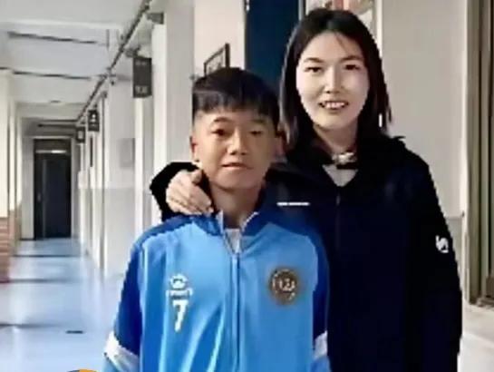 校园里最打动人的画面，
往往就藏在这些毫无预兆的瞬间里。

全班同学齐刷刷站起身