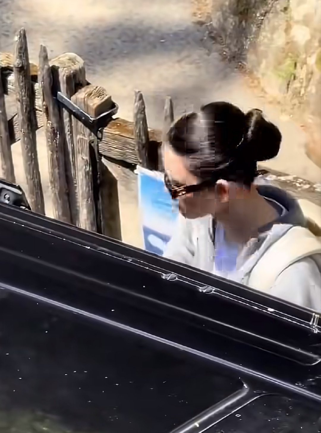 奚梦瑶婚礼后首露面奚梦瑶结束婚礼后自己背个包就走了奚梦瑶这松弛感，学不会的
