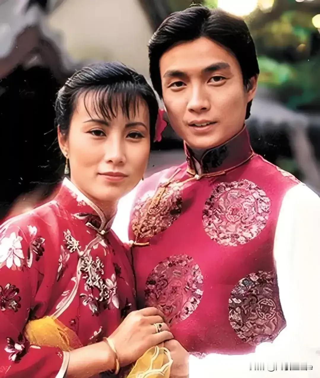 刘松仁打年轻时就没帅过，长相属于中规中矩的类型，但是他的女粉丝可是不少，这完全得