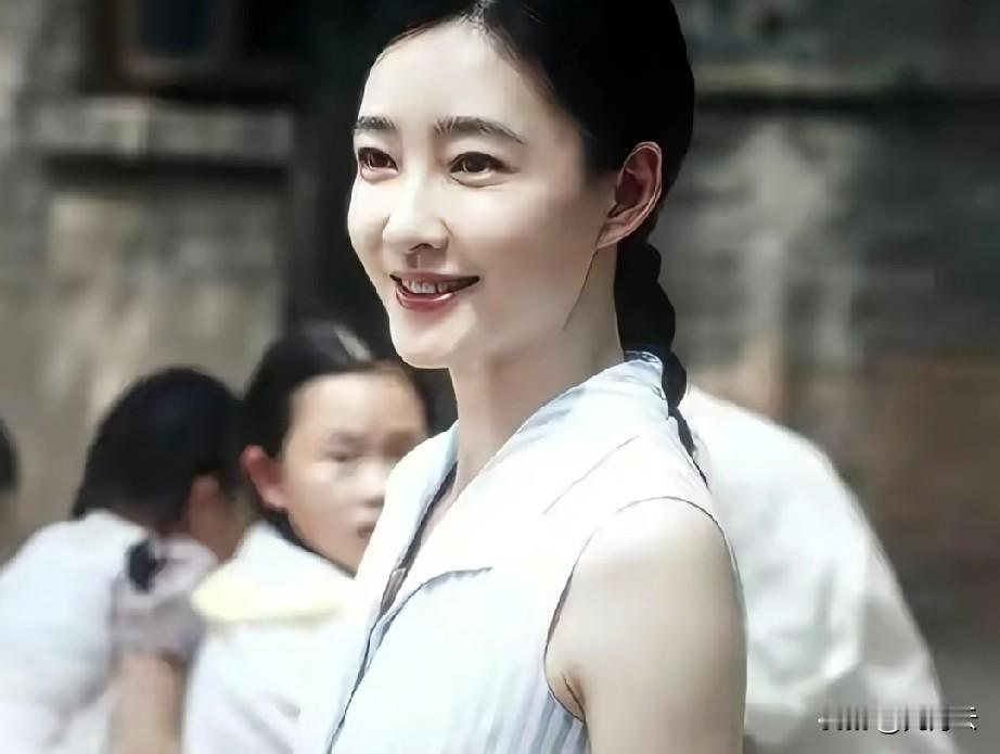 “小白鞋”是忆秦娥心中的白月光，也是观众们心中的白月光。她一出场美的就和周遭仿佛