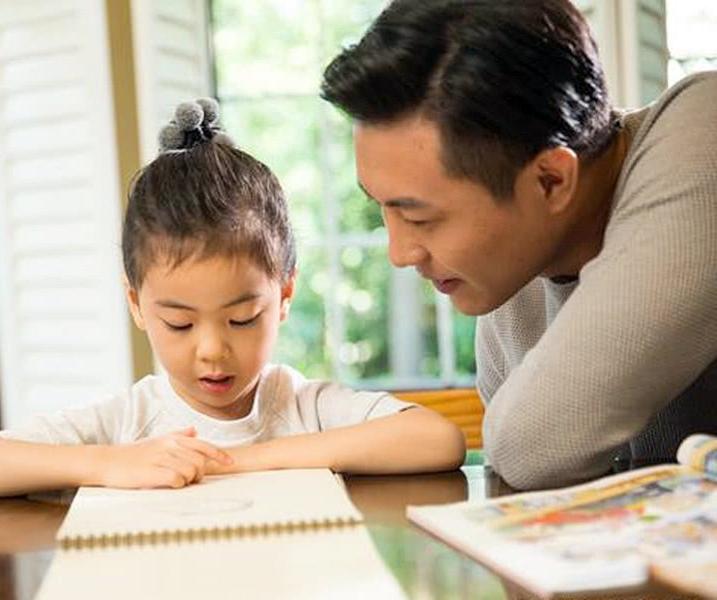 在我们身边，很多人认为“爸爸带娃就等于帮妈妈的忙？”其实，这是普遍存在的误区。