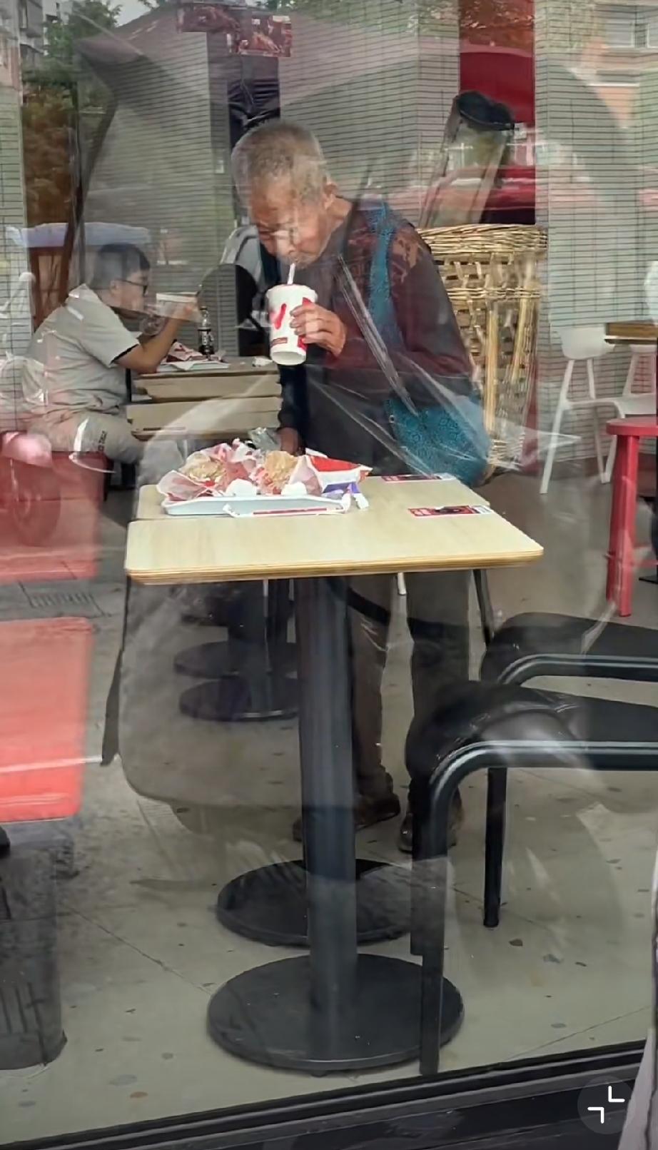 老人在汉堡店吃别人剩下的食物，被好心献上爱心！
虽然可能是段子，还是看得泪流满面