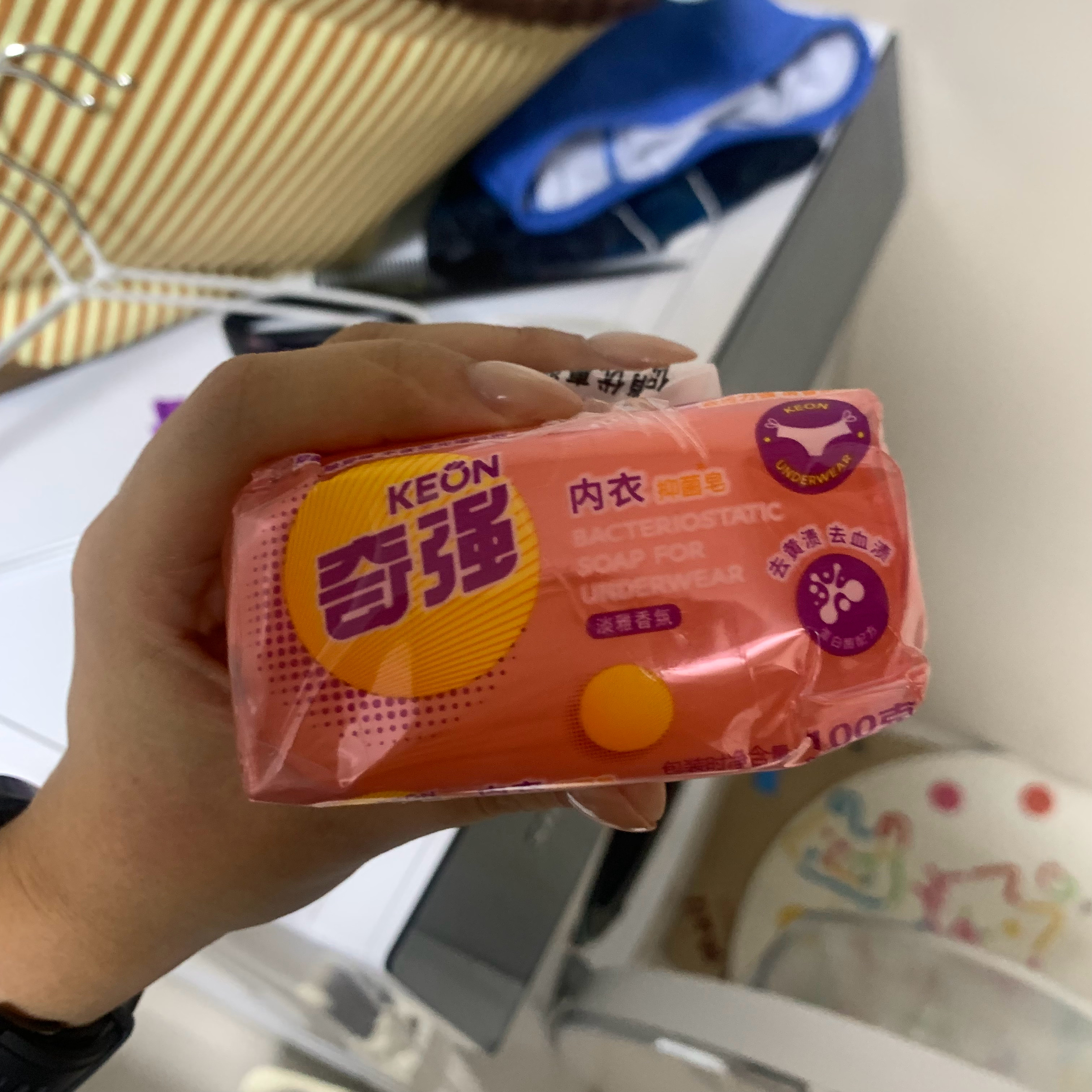 试遍一堆内衣洗剂最后还是发现这个最朴实的最好用，六块钱四块洗得特别干净，隔夜也能