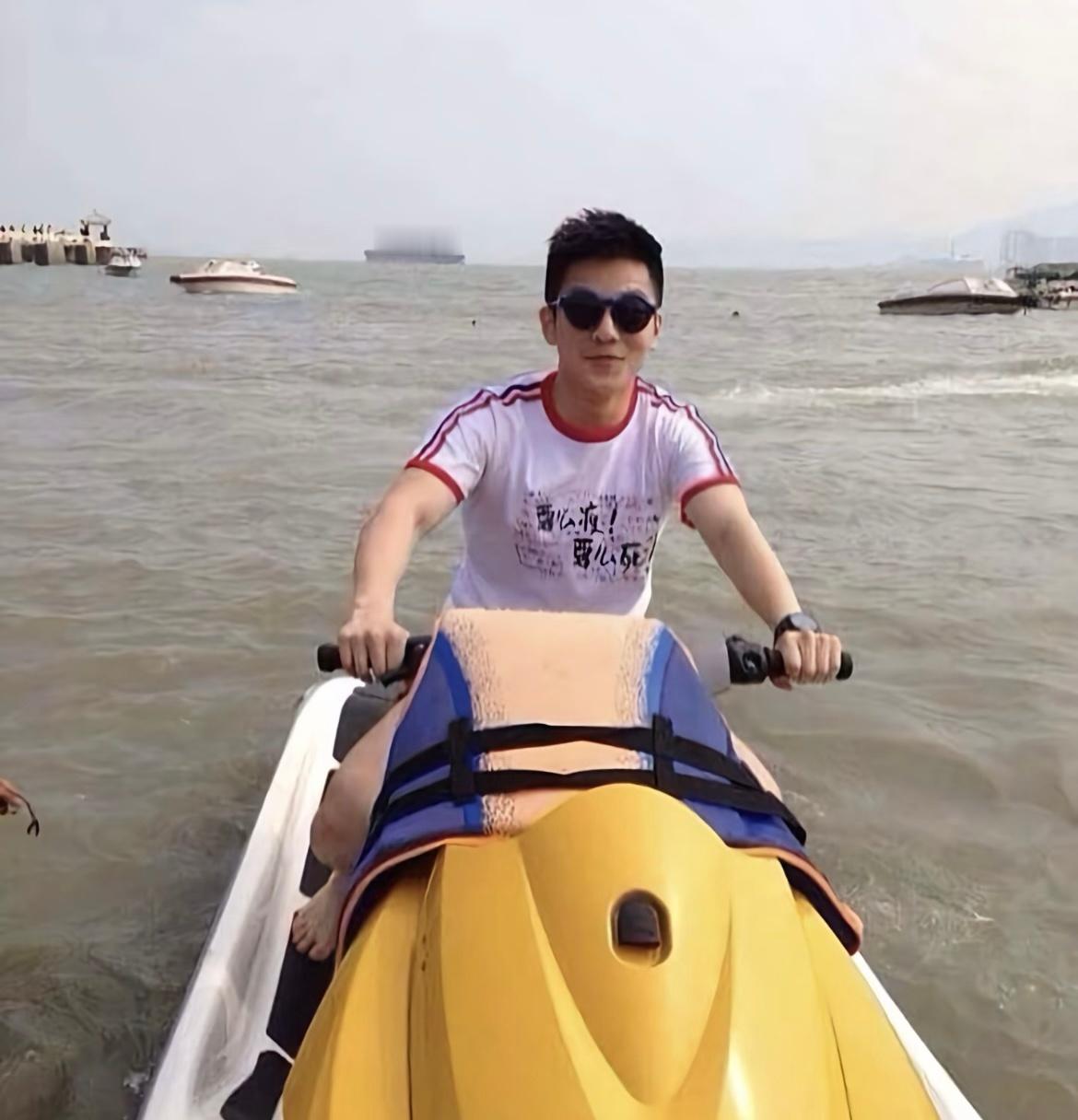 乒颜一  这组照片好呆萌🦭！还穿着“要么瘦！要么死”的衣服樊振东