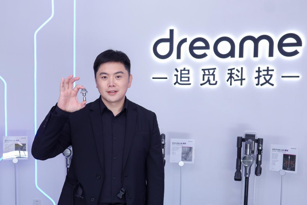 追谜

初见追觅的俞浩，阳光大男孩。

再见追谜俞浩，已经是“妖气飘飘”。虽然距