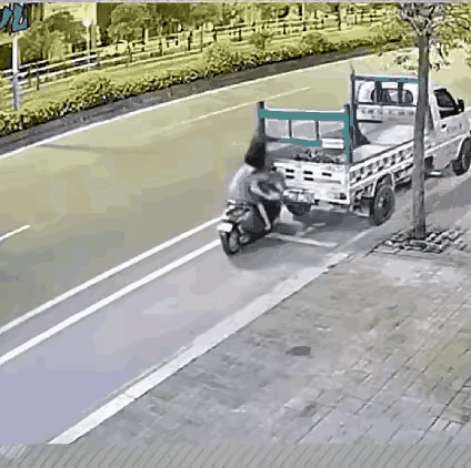 肯定骑电动车走神了，不然不会撞在路边的小货车上。这个痛的教训应该受用终身。