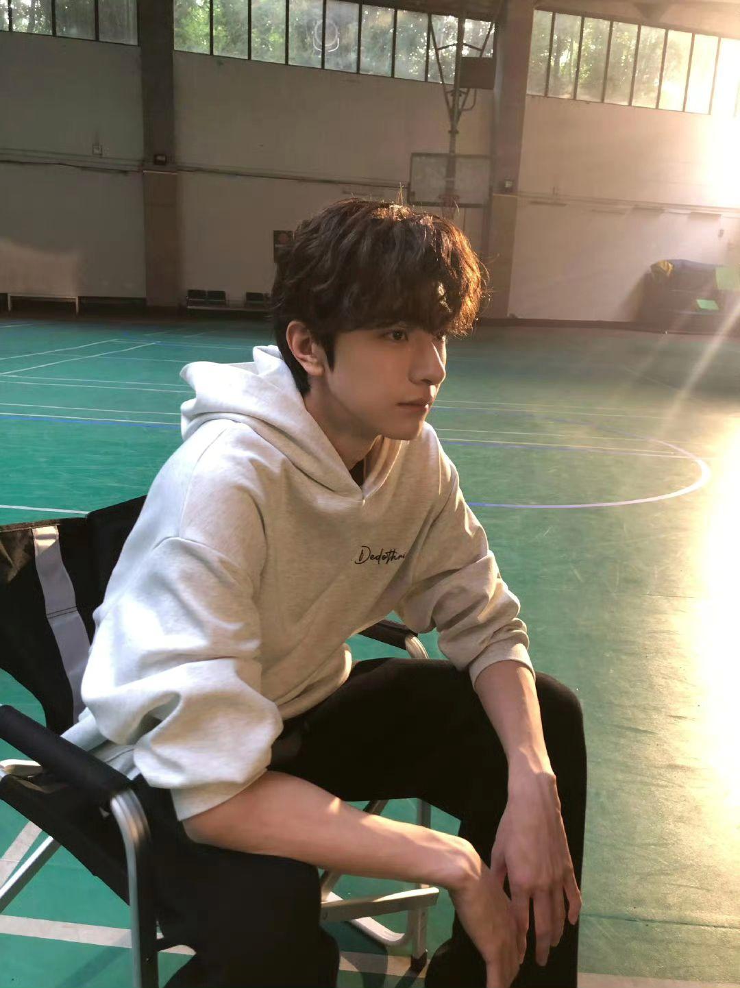 卷毛还是微分碎盖。