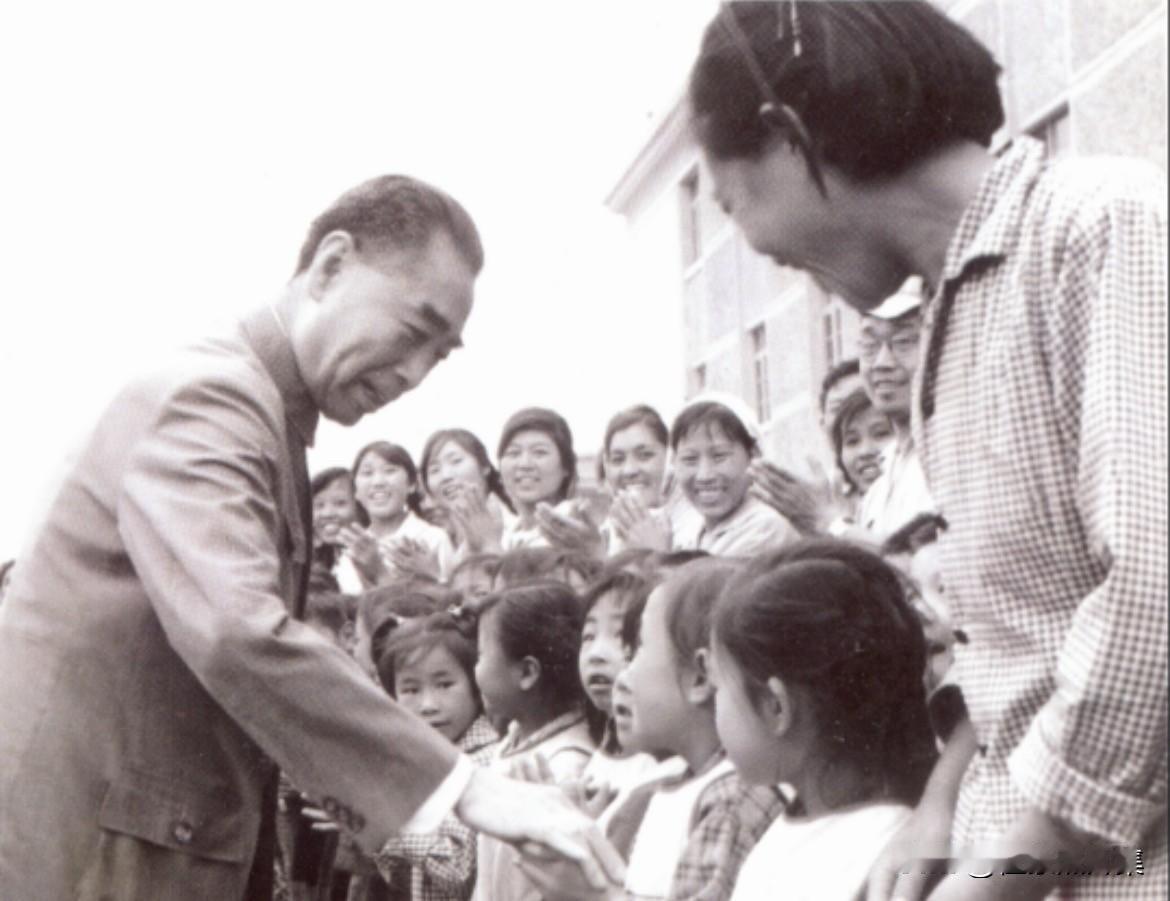 【周总理历史上的今天——7月2日】
1965年7月2日，周恩来总理在新疆喀什棉纺
