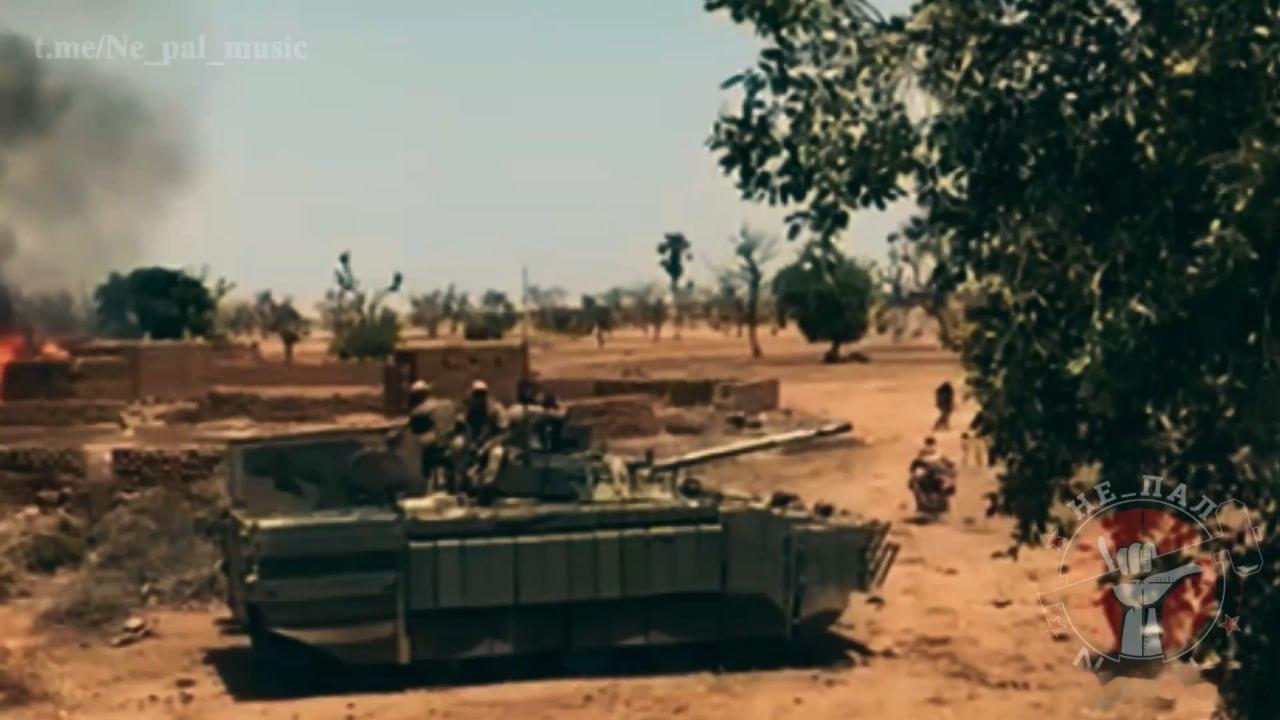 俄罗斯国防部“非洲军团”的 BMP-3 步兵战车。 