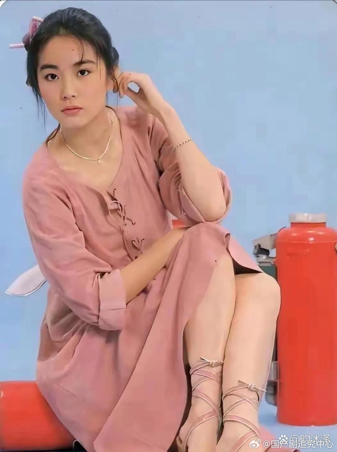 林青霞，脚上的鞋子，在那时候是够时尚了。 