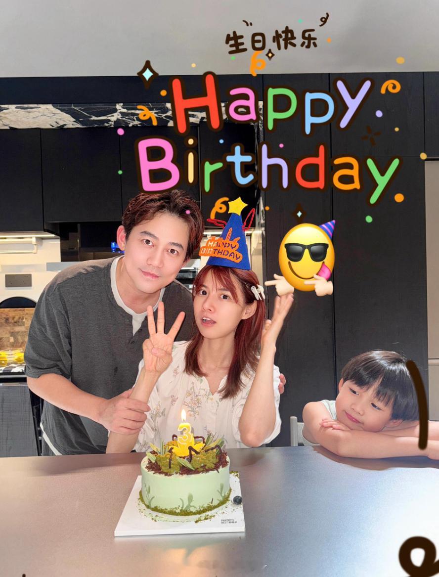 苏醒为妻子庆30岁生日 苏醒为妻子廖语辰庆祝30岁生日，大儿子小小苏在旁边好可爱