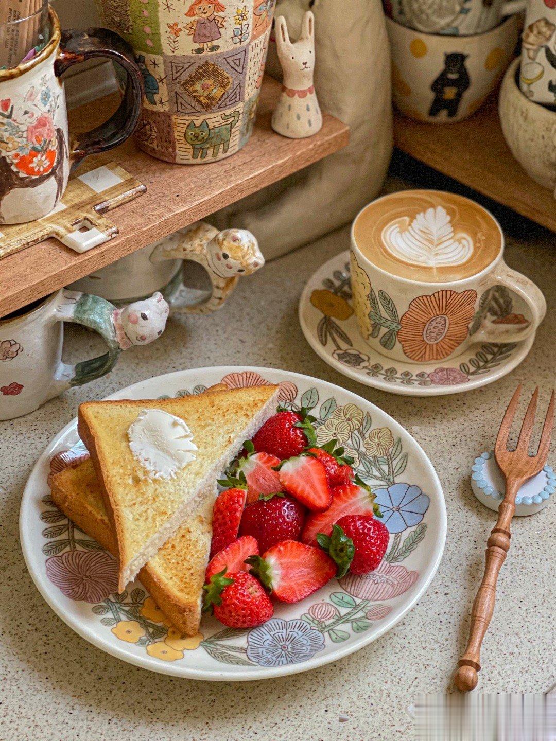 早餐：奶酪草莓吐司+拿铁今天拿牛奶顺手给乔乔倒一杯，才反应过来她上幼儿园了，一个